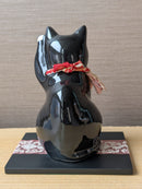 Back view of the maneki neko.