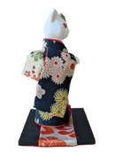 Pretty kimo-wearing maneki neko.
