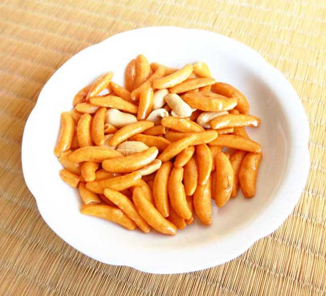 Kaki no tani rice and peanut snack.